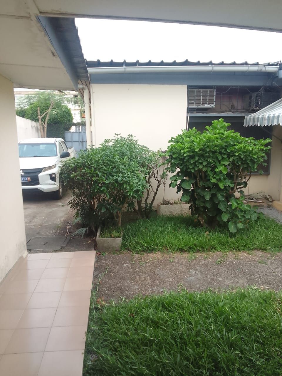 Chic villa basse 5 pièces avec une dépendance