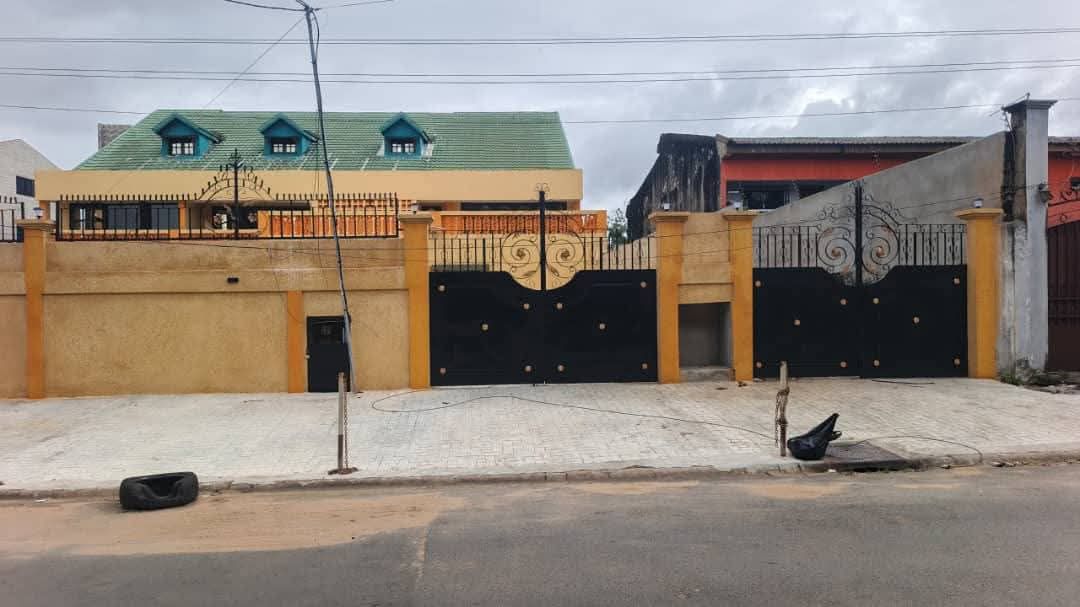 Somptueuse villa triplex de 29 pièces à usage professionnel