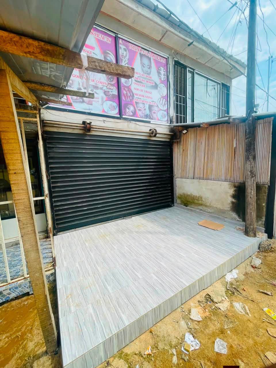 Beau magasin avec mezzanine à ne pas rater