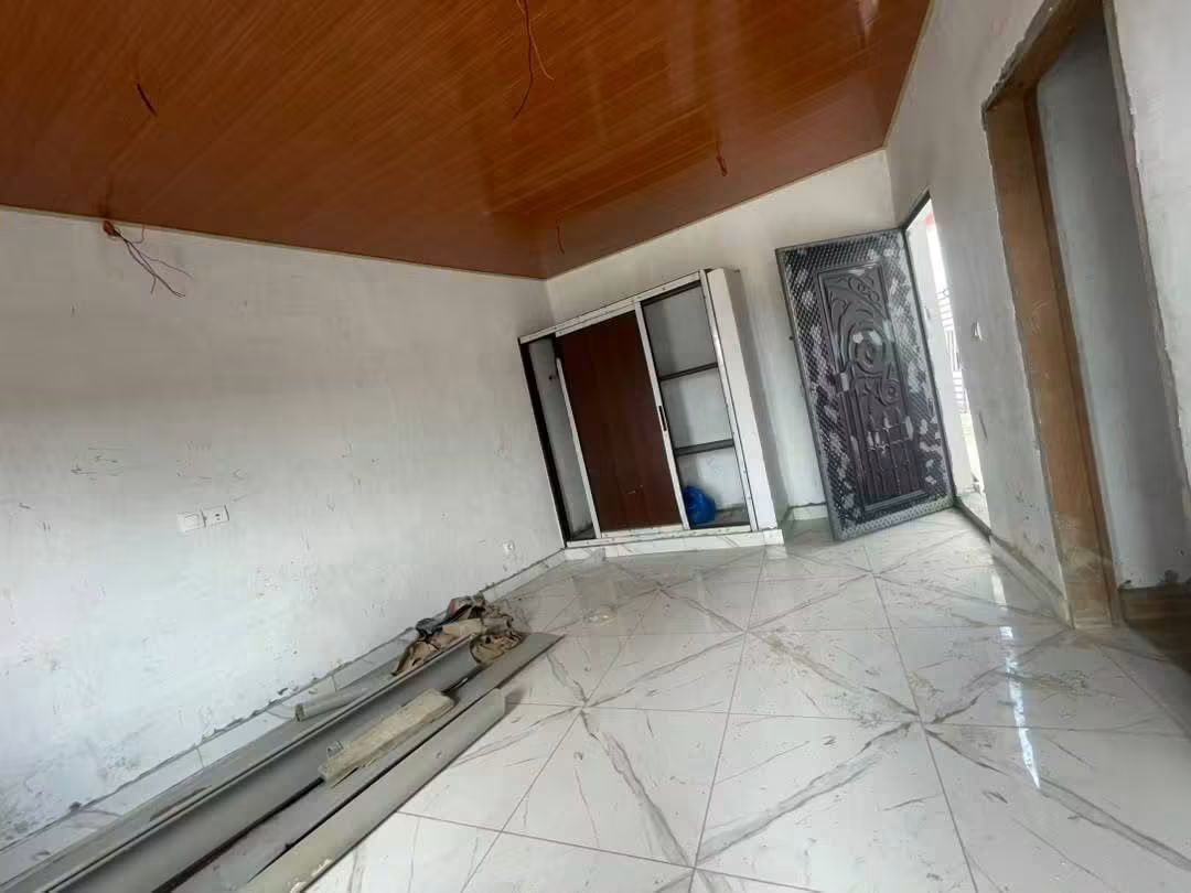 Studio au 4e étage jamais habité