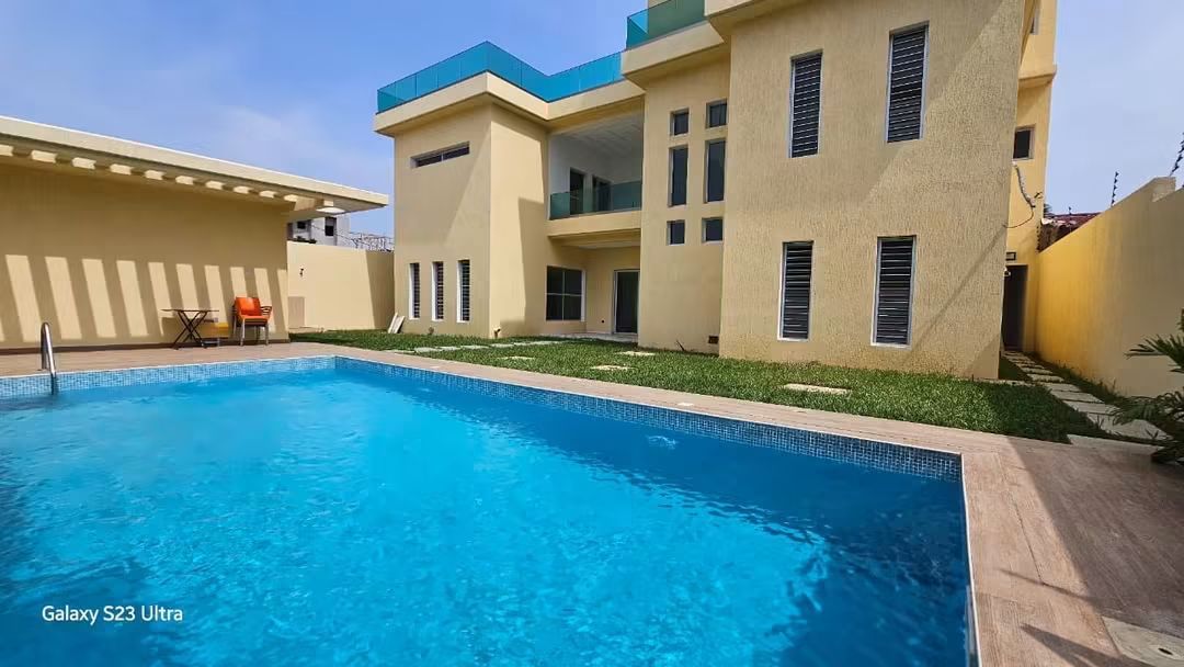 Villa triplex neuve 10 pièces avec CMPF