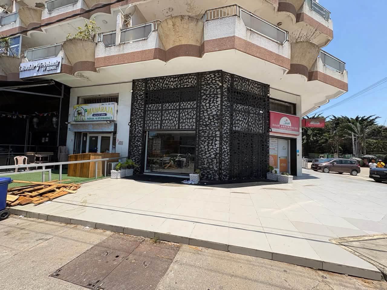 Beau local commercial en mezzanine